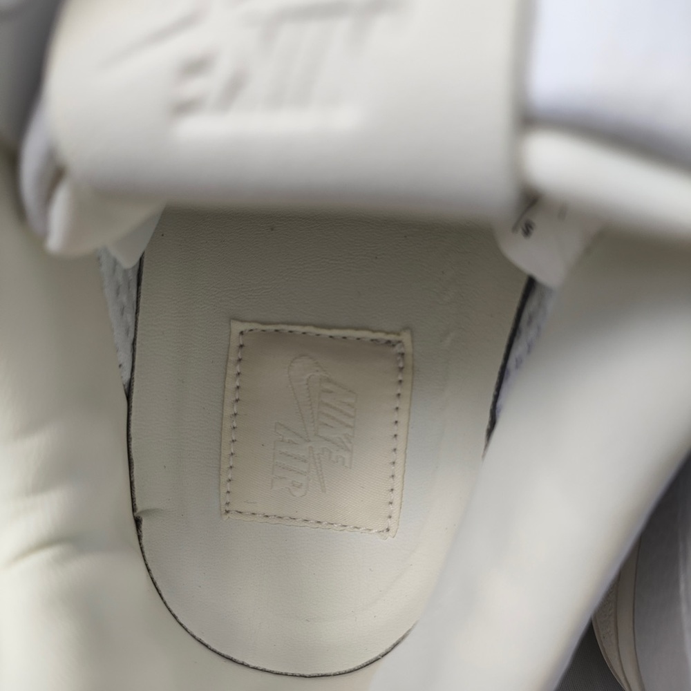 Nike White Low-Top Sneakers with Pink Heel Detail - Picture 5 of 6
